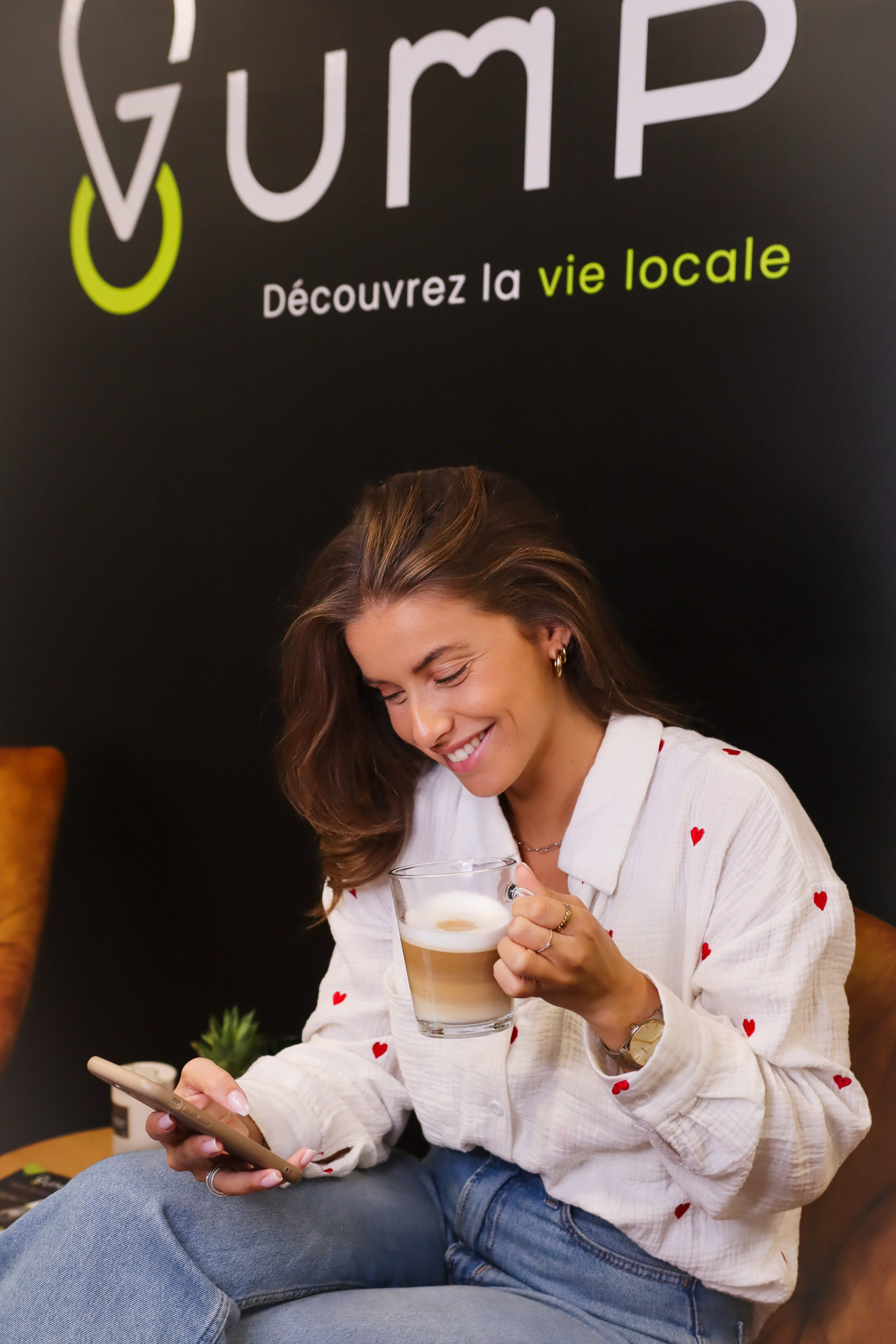 Photo de Justine avec un café à la main.