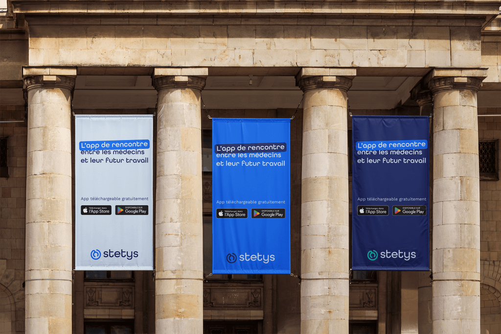 Mockup du logo de Stetys sur des drapeaux
